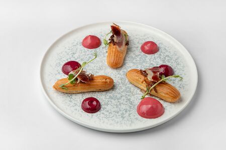 Эклеры с паштетом из курицы с утиным прошутто