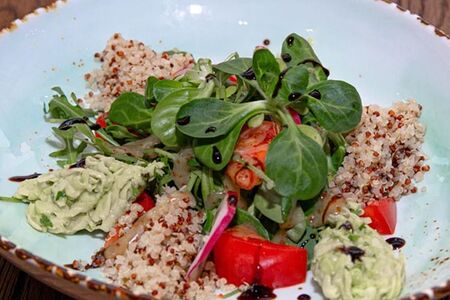 Салат с киноа, авокадо, томатами и медово-горчичной заправкой