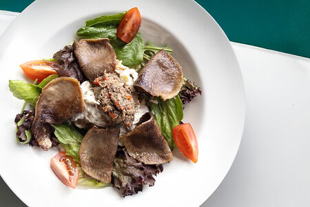 Салат с языком гриль и икрой из белых грибов