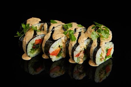 Ролл с овощами и кунжутным соусом