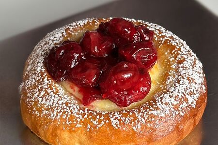 Бриошь со сливочным кремом и вишней