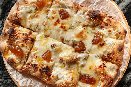 Пинца четыре сыра с инжирным вареньем 