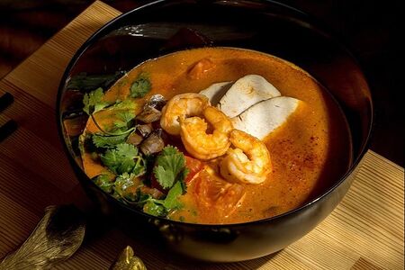 Суп Том ям с цыпленком и креветками