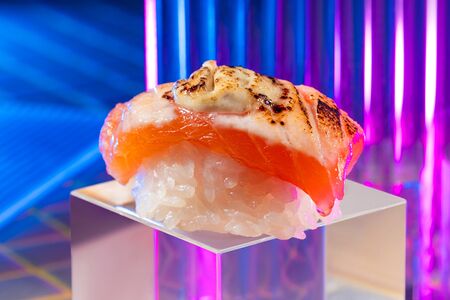 Суши с лососем обури и трюфельным соусом