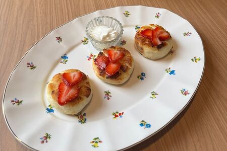 Сырники со сметаной и ягодами 