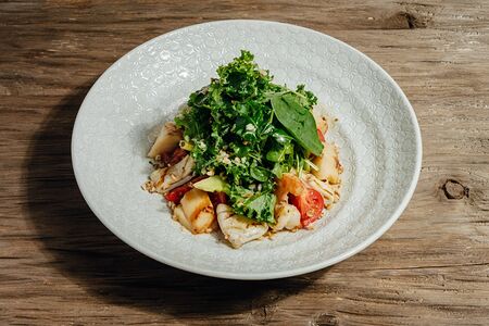 Салат с морепродуктами и брокколи на гриле