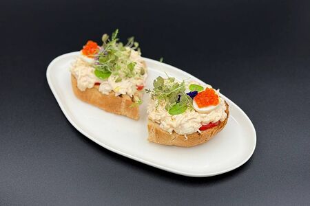 Брускетта с крабом