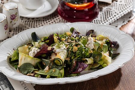 Зеленый салат со страчателлой