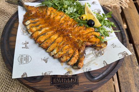 Запечённая скумбрия с рукколой и помидорами Черри
