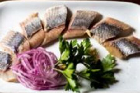 Сельдь с маринованным луком