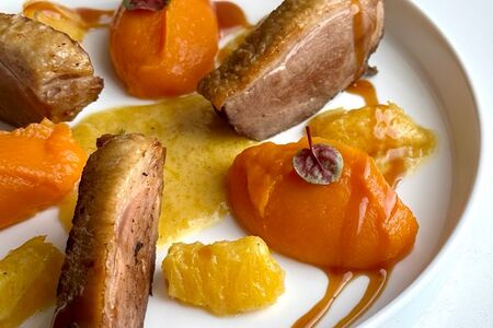 Утка с апельсинами и муссом батат-маракуйя