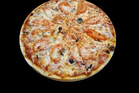 Пицца с ветчиной, салями и грибами