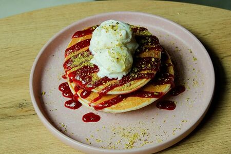 Панкейки с мороженым и малиной