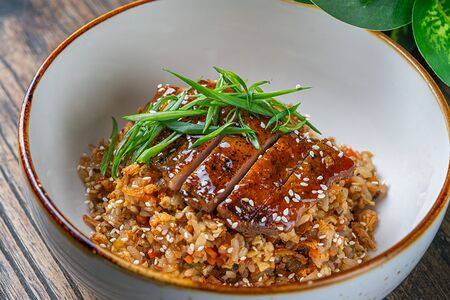 Жареный рис с цыплёнком, овощами и азиатским соусом