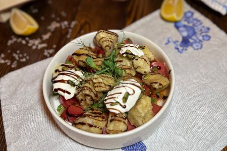 Салат с хрустящим баклажаном и сливочным сыром