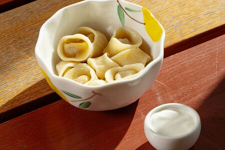Домашние пельмешки со сметаной