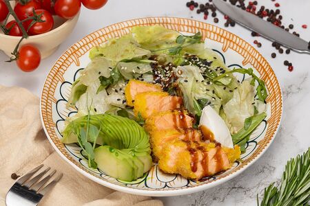 Салат с жареным лососем