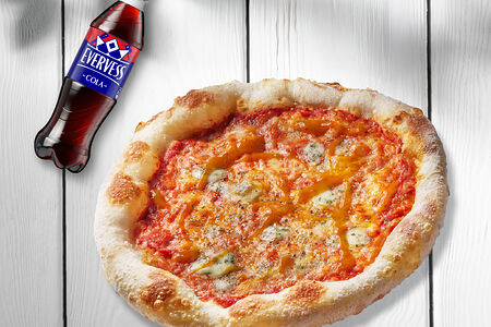 Четыре сыра неаполитано и Evervess Кола