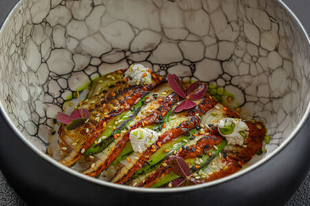 Угорь с авокадо, страчателлой и томатной сальсой