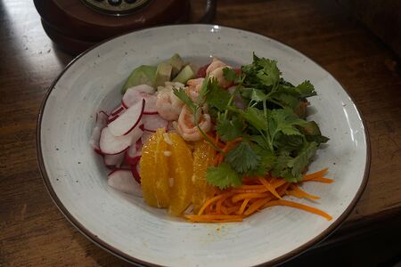 Поке с тигровыми креветками