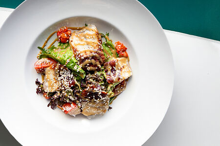 Салат с угрём и маринованными овощами