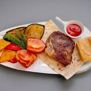 Свиная шейка с запеченными овощами