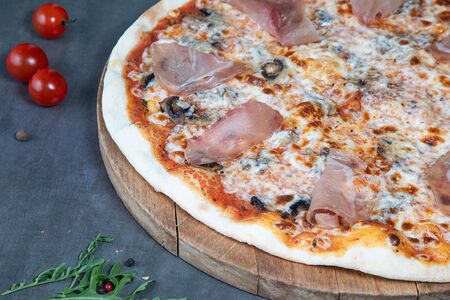 Пицца с грибами и прошутто