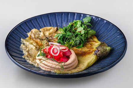 Битый баклажан с хумусом и зеленью