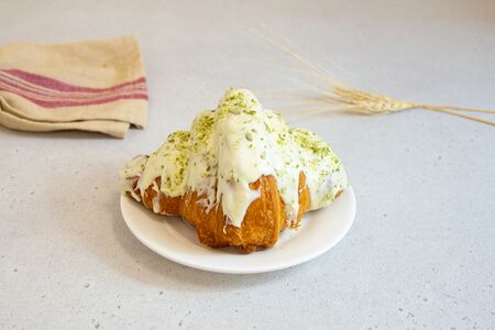 Круассан фисташка и малина