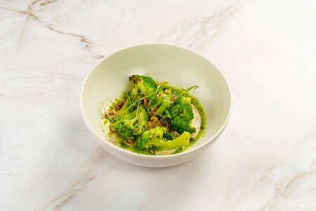 Брокколи с орехово-кунжутным соусом