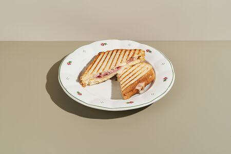 Тёплый сэндвич с ветчиной и сыром