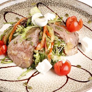 Салат с ростбифом в медово-горчичном соусе