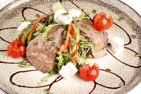 Салат с ростбифом в медово-горчичном соусе