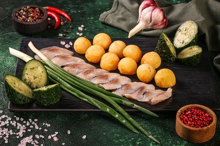Сельдь с битыми огурцами и картофелем