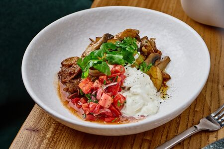 Ягненок с картофелем, грибами и страчателлой