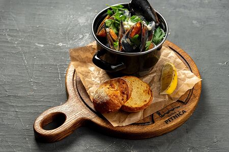 Мидии в сливочном соусе блю чиз