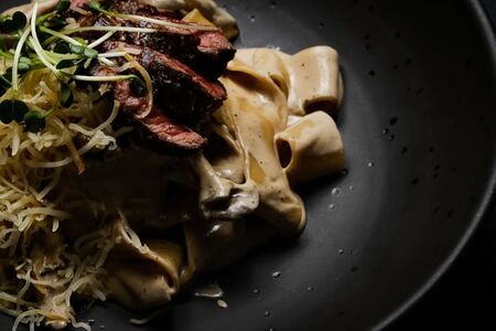 Паста со стейком в перечном соусе