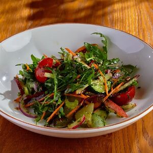 Овощной салат 10 овощей с соусом песто