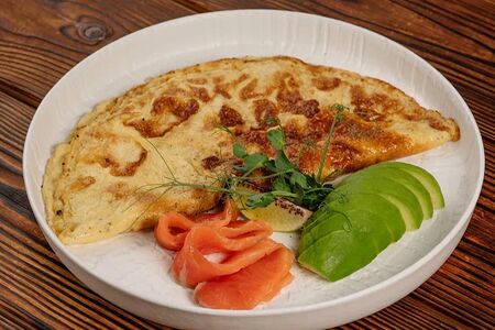 Омлет с малосольной семгой и авокадо