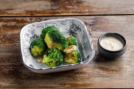 Брокколи с ореховым соусом