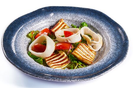 Салат с кальмаром и жареной брынзой