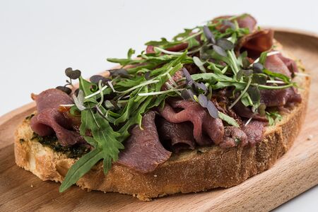 Брускетта с ростбифом