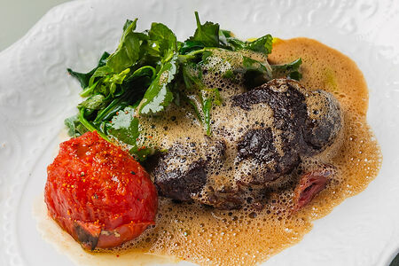 Томленая баранина с томатами и зеленью