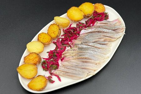 Сельдь с картофелем и маринованным луком