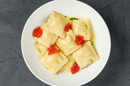 Равиоли с семгой и красной икрой