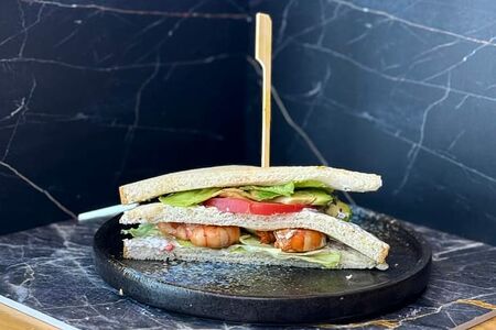 Сендвич с креветками половина