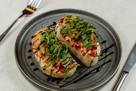 Брускетта с семгой