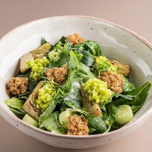 Романо, шпинат, киноа и крем из орехов