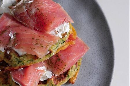 Вафли из цукини с творожным сыром и форелью с укропом