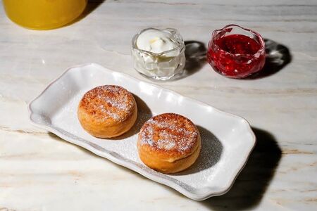 Топленые сырники со сметанным муссом и малиновым вареньем